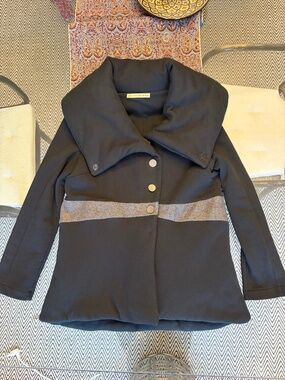 Balenciaga (M/L) cotton short jacket/coat, dramatic collar & thimble buttons.